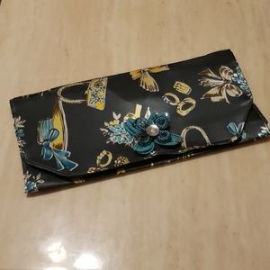 Flexible love clutch